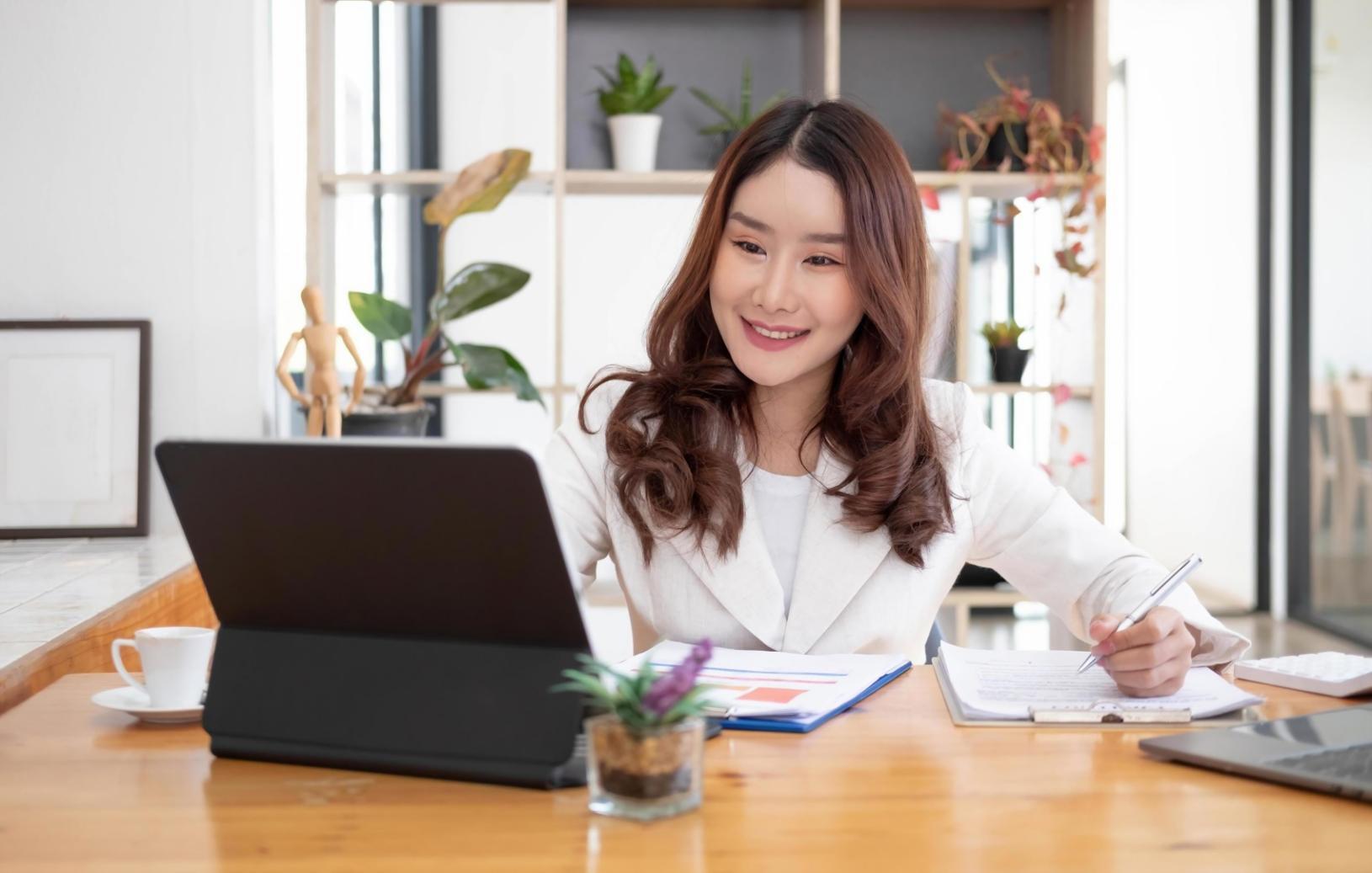 Bureau moderne avec espace de formation collaborative