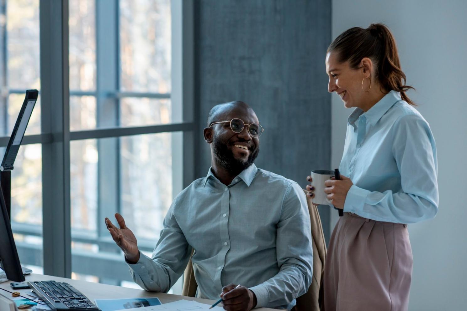 Espace de travail organisé avec équipement technique pour formation professionnelle