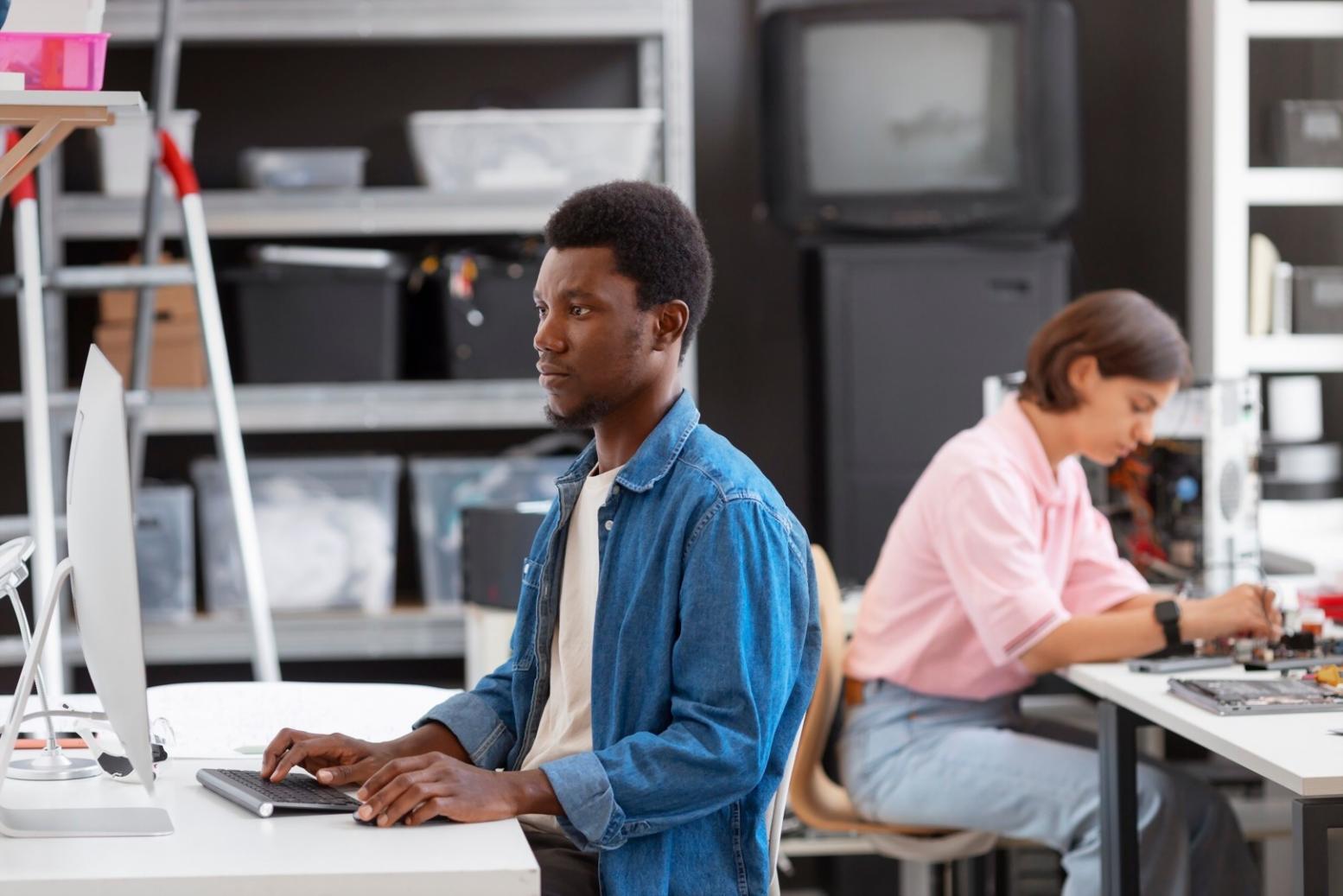 Environnement de formation moderne avec espaces collaboratifs